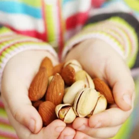 depositphotos_239755834-stock-photo-nuts-almonds-pistachios-children-hands depositphotos_239755834-stock-photo-nuts-almonds-pistachios-children-hands